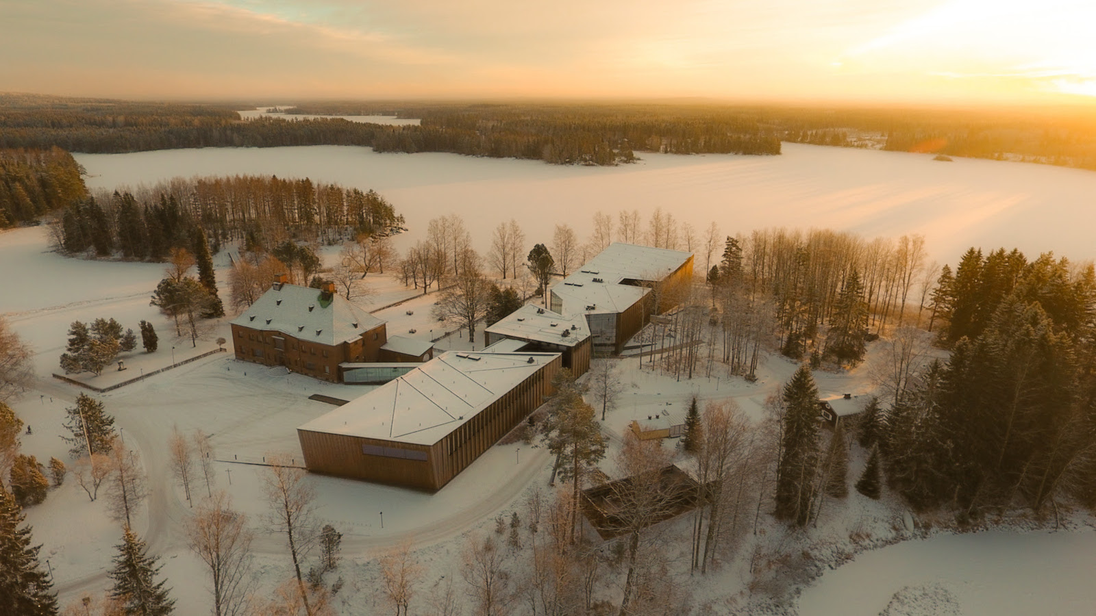 Serlachius-museoille myönnetyn Travel Finland -merkin pohjalla on ISO 14001 ympäristösertifikaatti, joka on kansainvälisesti tunnetuin ympäristösertifikaattii ja  jota on vain harvat museot saaneet.