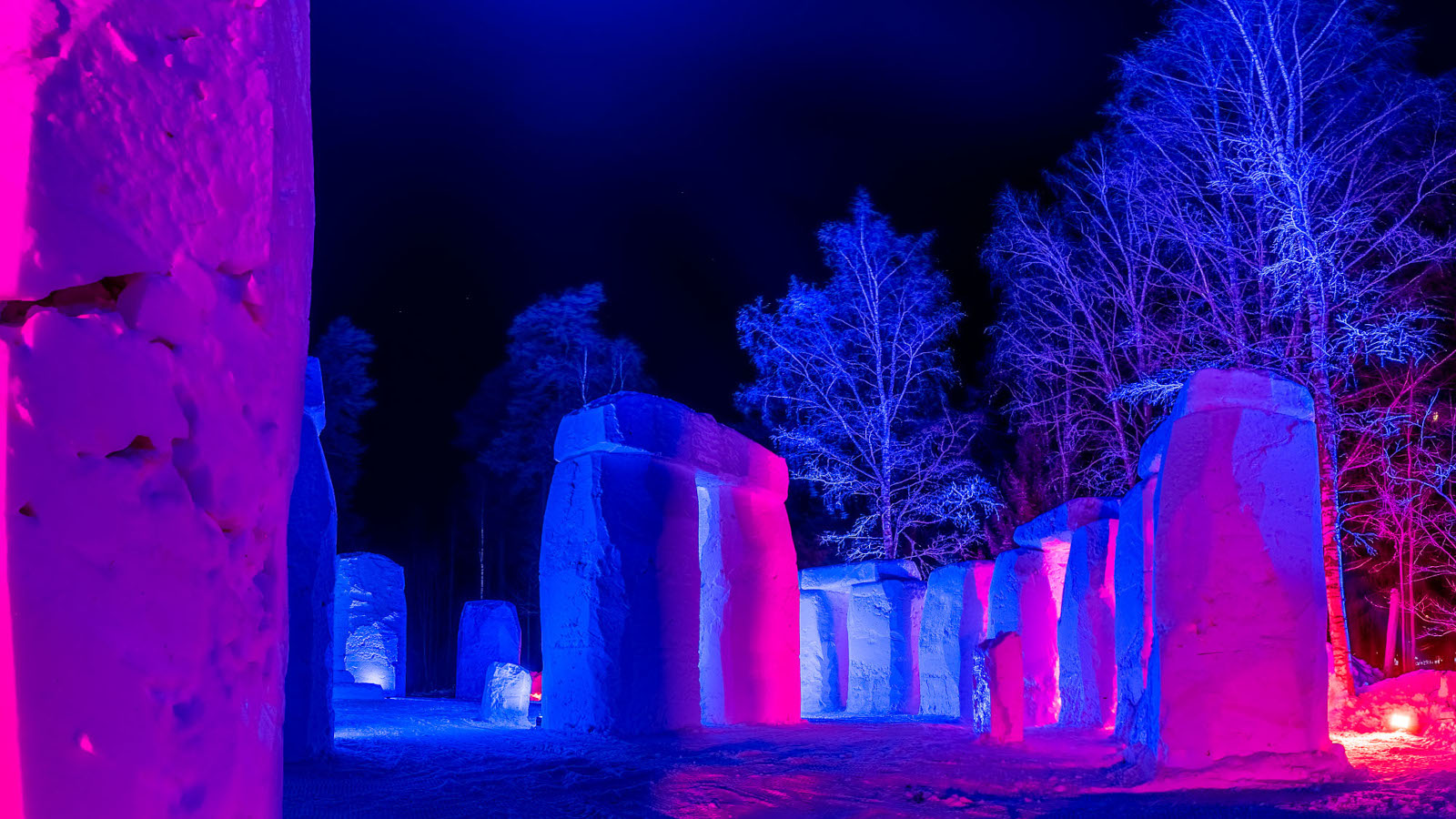 Valotaiteilija Kari Kola tiimeinensä on rakentanut puutarhaansa Joensuusssa Stonehengen lumesta 1:1 mittakaavassa ja projektin nimeksi tuli Snowhenge.