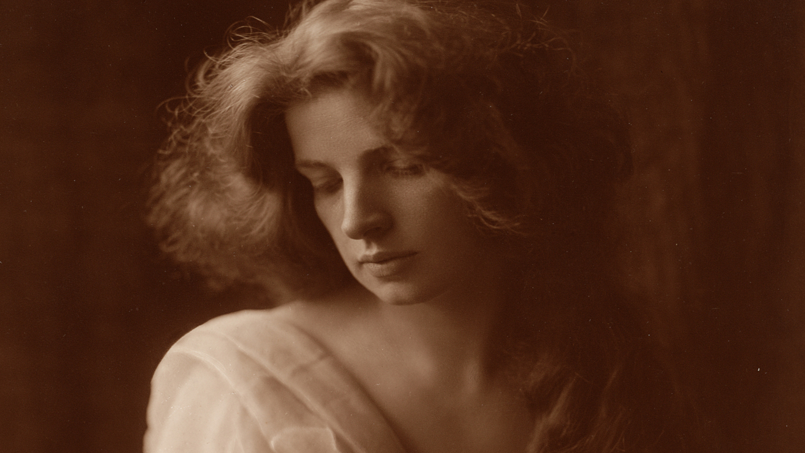 Alfred Nybom (1879–1963) oli muotokuvien ammattilainen, mikä näkyy myös Nuori nainen -kuvassa vuodelta 1905.