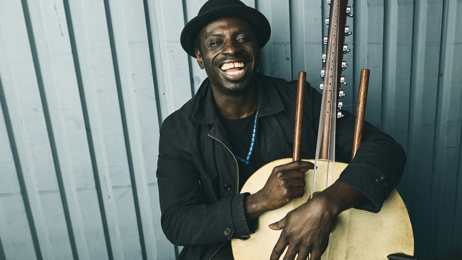 Gambiasta kotoisin oleva muusikko Dawda Jobarteh on asunut puolet elämästään Tanskassa. Hän sanoo musiikissaan olevan vaikutteita molemmista maista.