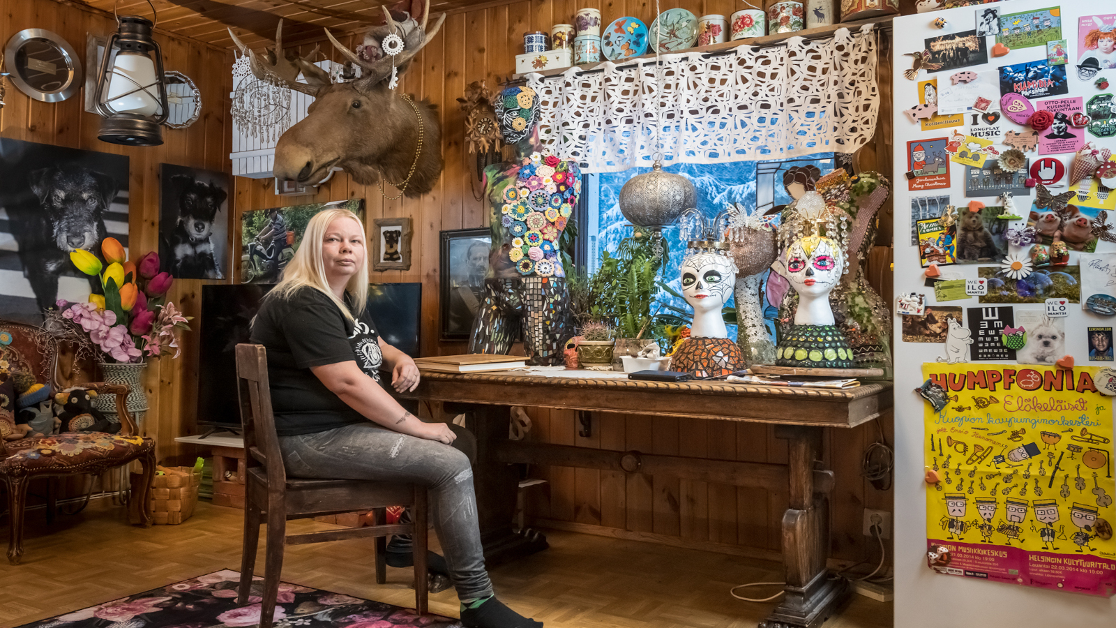 Marjutin kotona Onnelassa käy paljon vieraia ja hiljIaisella talvikaudella syntyy uusia ideoita ja teoksia.