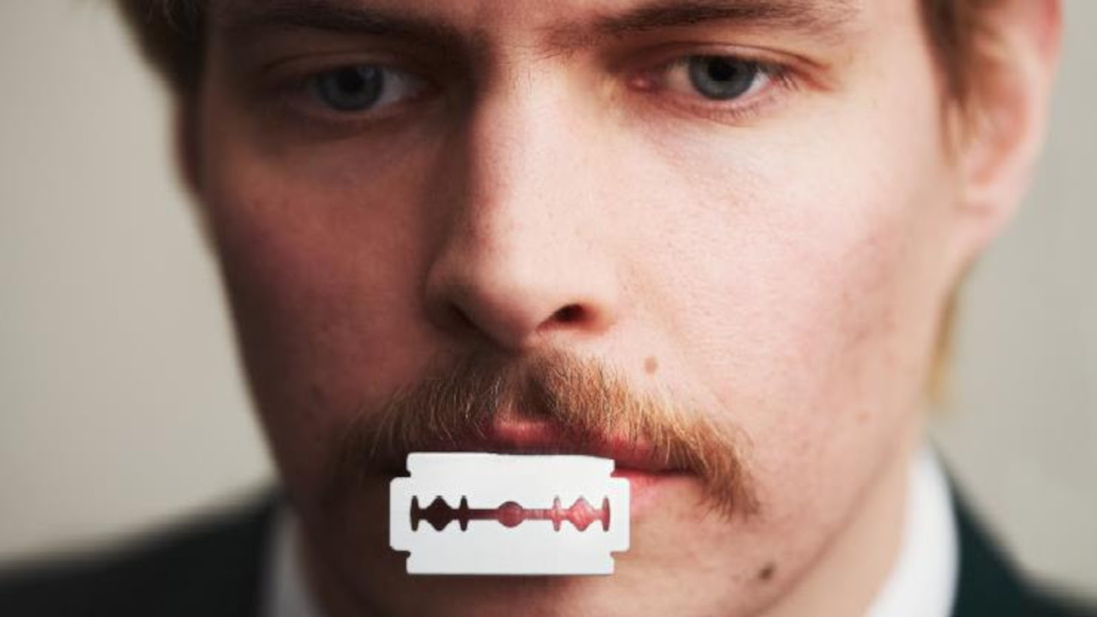 Teatteri Jurkassa ensi-iltansa saa 3.3.2022 Emmanuel Carrèren romaaniin perustuva näytelmä Viikset ja näyttämöllä on Johannes Holopainen.