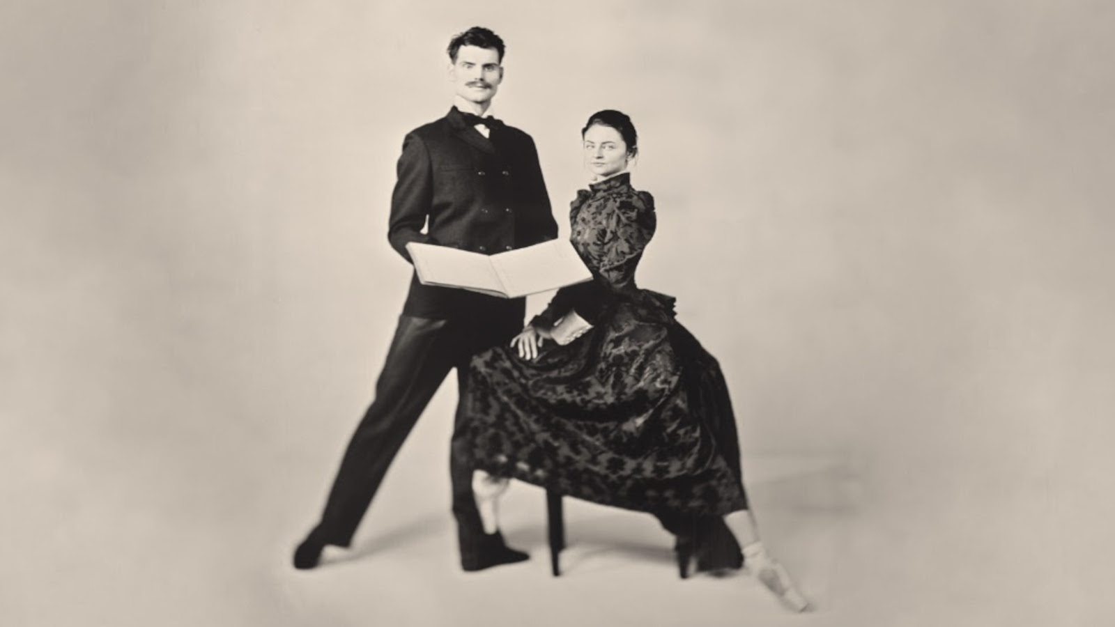 Sibelius-baletin lavastus ja puvustus pohjautuu Aino Sibeliuksen taidemaalariveljen Eero Järnefeltin maalauksiin ja 1900-luvun alun valokuviin.