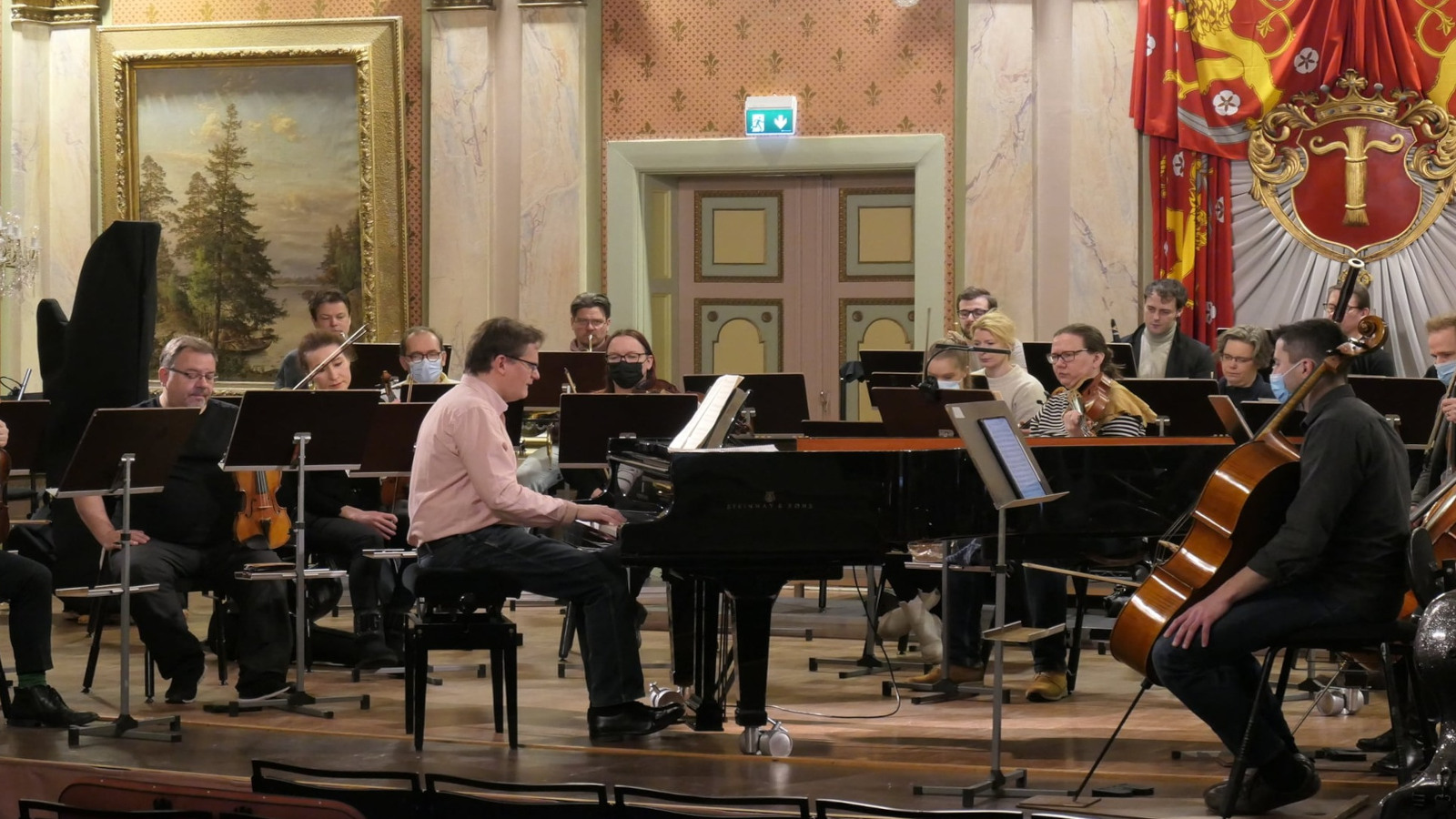 Kuvassa Vaasan kaupunginorkesteri, joka yhdessä Seinäjoen kaupunginorkesterin kanssa esiintyy eri solistien ja kuorojen kanssa Korsholman Musiikkijuhlien päätöskonserteissa 4. ja 4.8.2022.