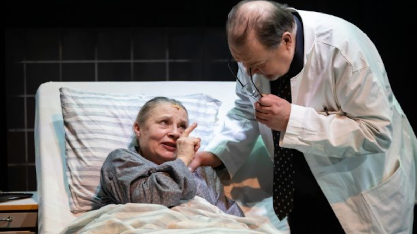 Kotkan teatterin Viimeinen potilas -näytelmän oli tosielämän tapahtumiin perustuva ja Mirka Myllärin käsikirjoittama.