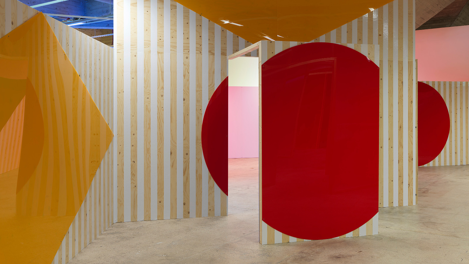 Daniel Buren, Photo-souvenir, Käännettävät sermit (Les Paravents), 2022. In situ -teos, EMMA. Kuva: Ari Karttunen / EMMA – Espoon modernin taiteen museo