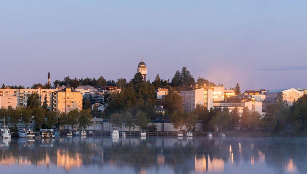 Kuvassa on Mikkelin kaupunki kesäkuvassa järveltä kuvattuna.