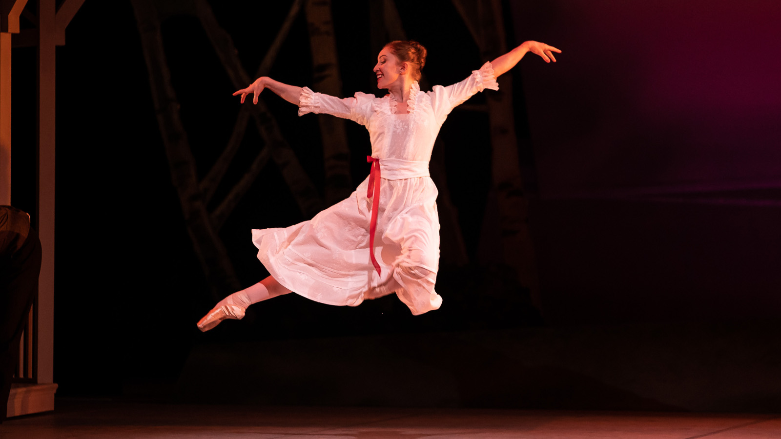 Kuvassa on ensitanssija Abigail Sheppard balettihypyssä.
