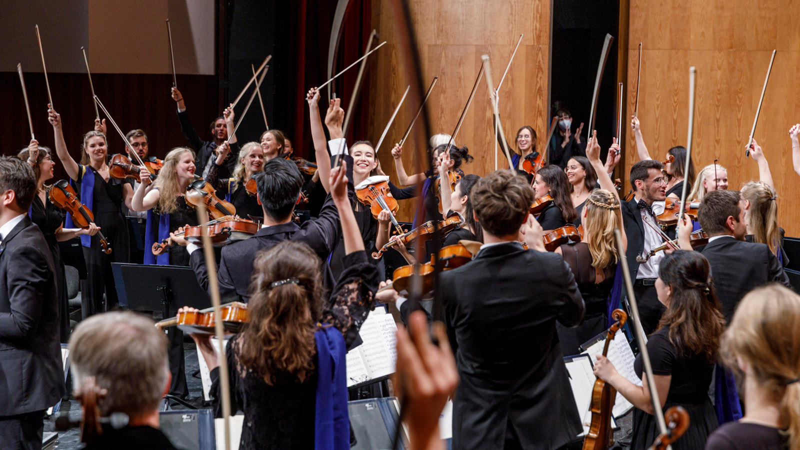 Kuvassa Euroopan nuoriso-orkesterin jäsenet ovat seisaallaan soittimet kädessään ympyrässä ryhmänä.