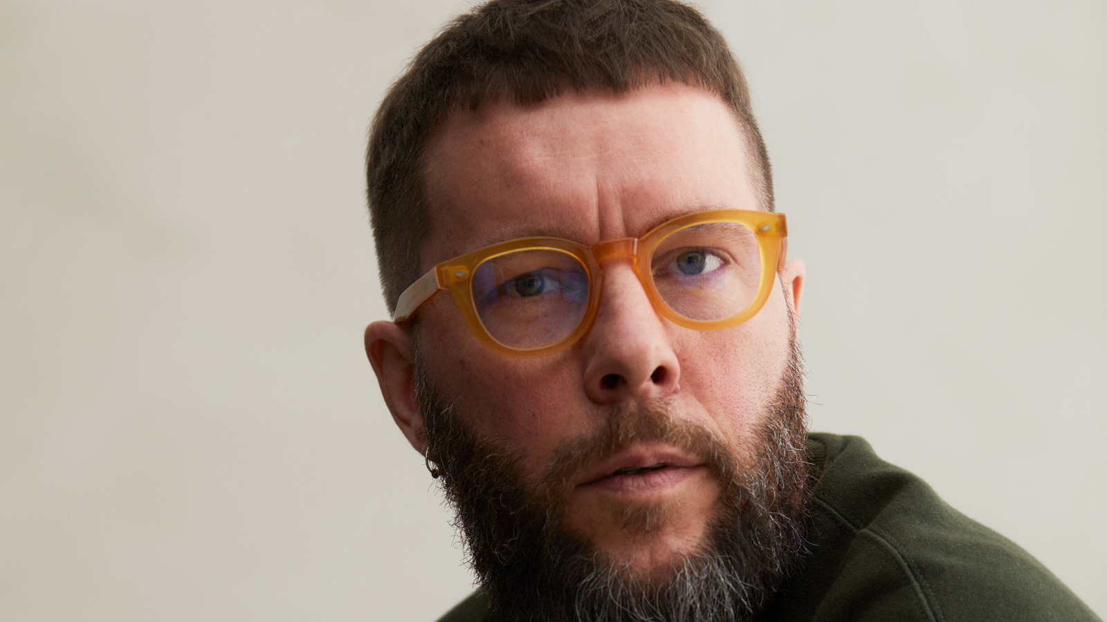 Kuvassa on Tuomas Rinta-Panttilan kasvokuva.  Hänellä on puolipyöreät, kellertävät silmälasit.