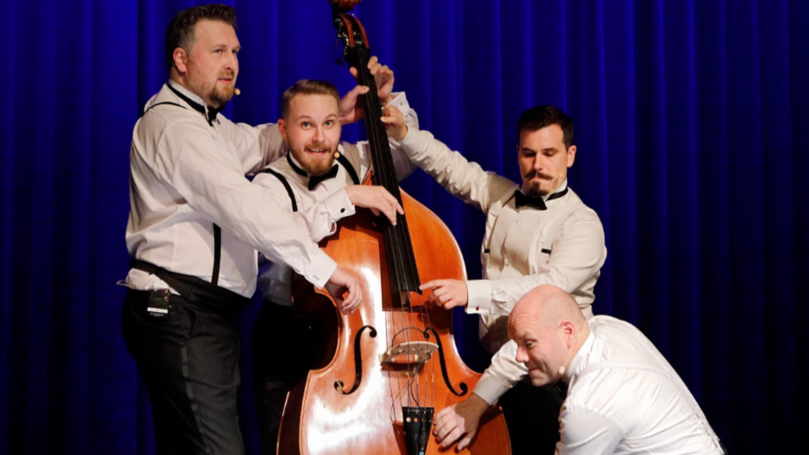Kuvassa on Uuden Kipparikvartetin neljä mieslaulajaa basson ympärillä.