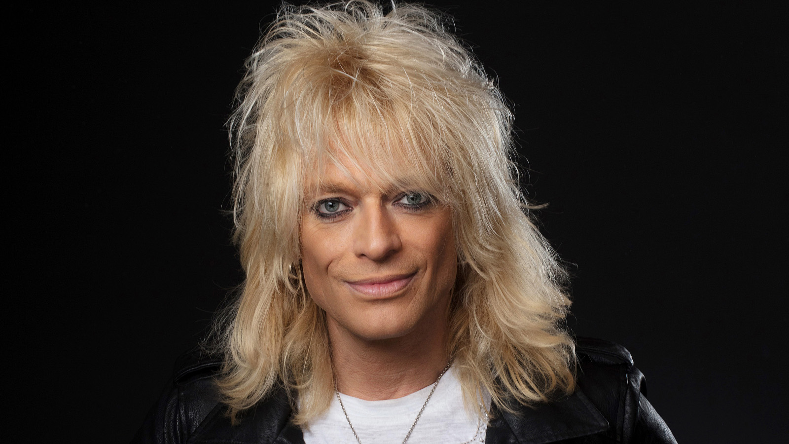 Kuvassa on Michael Monroe vaaleissa pitkissä hiuksissa.