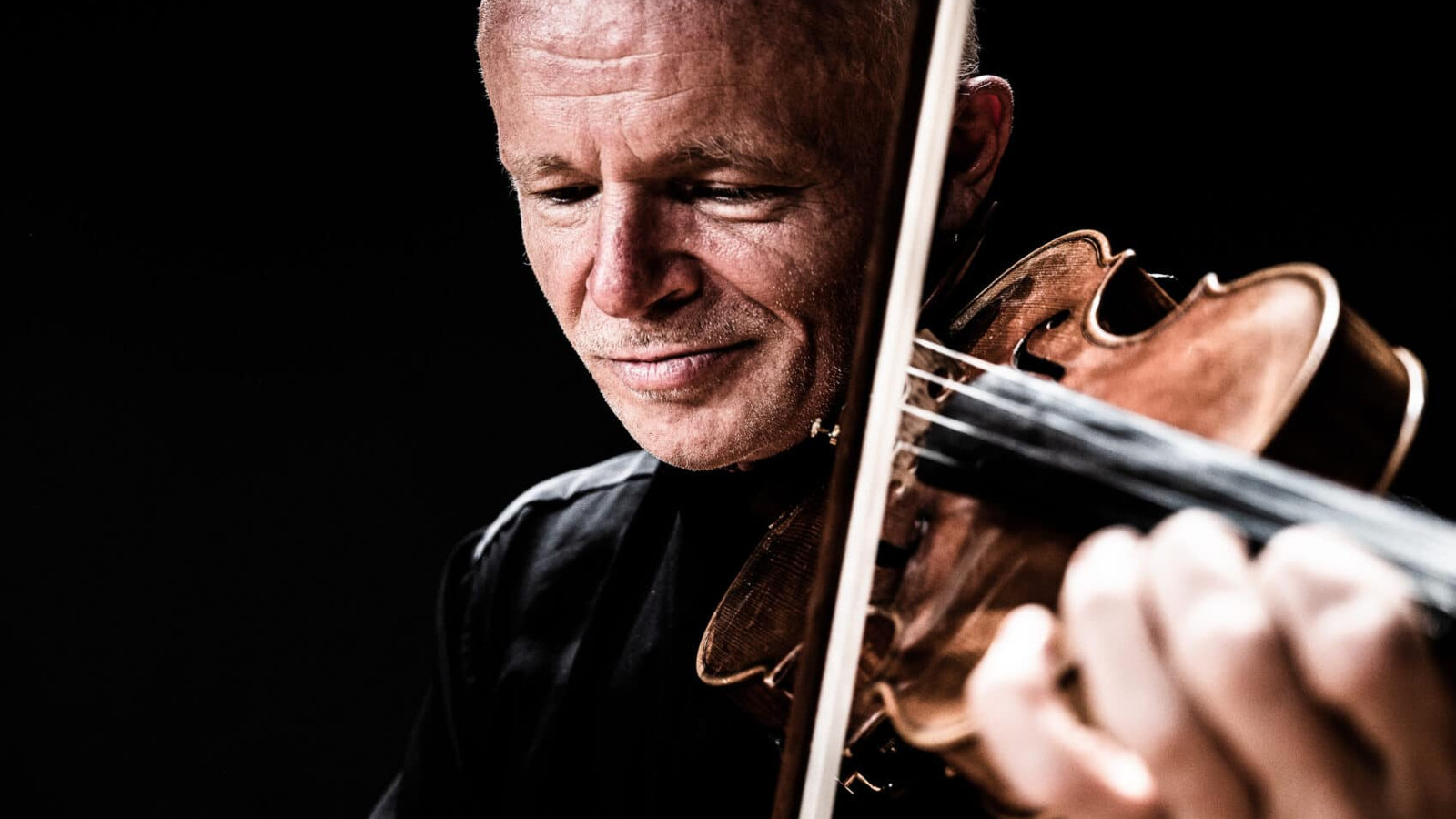 Kuvassa on Thomas Zehetmair soittamassa viulua lähikuvassa, jossa näkyy kasvot ja käsiviululla.