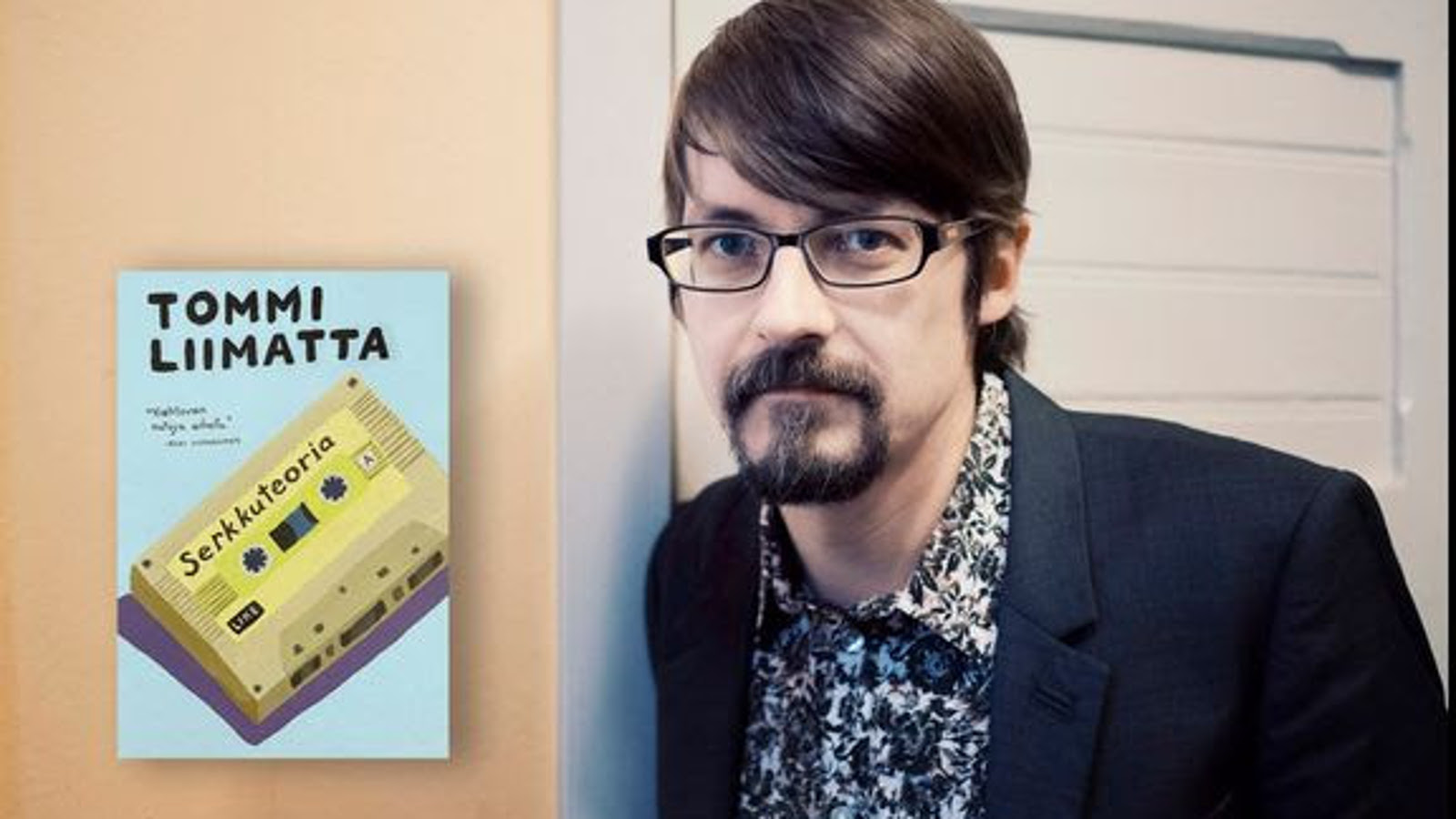 Kuvassa on oikealla Tommi Liimatta tumma reunaisissa silmälaseissa ja hänen taustanaan on valkoista tiiliseinää. Vasemmalla on kirjan kansi, jonka kannessa on keltainen kasetti ja siinä on kirjan nimi. 