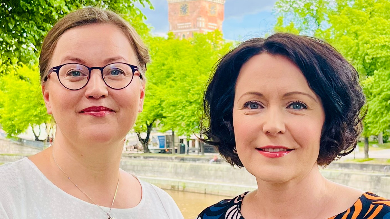 Kuvassa ovat Anna-Riikka Carlson ja Jenni Haukio. Taustalla Turun tuomiokirkko. Kuva on puolivartalokuva.