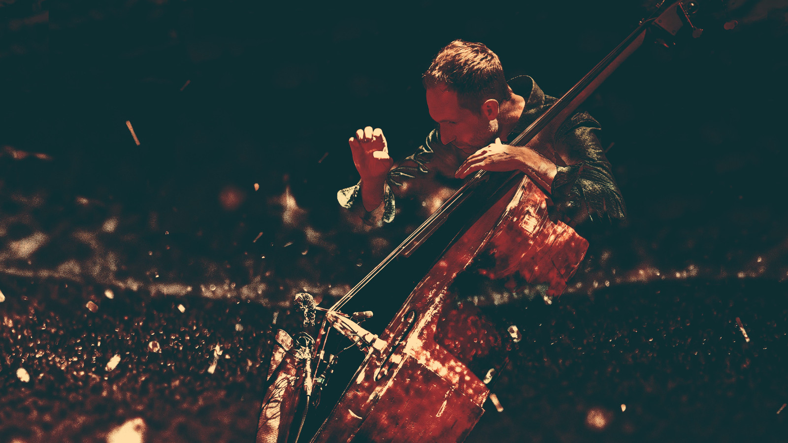 Kuvassa on Nathan Riki Thomson, joka soittaa selloa ja tausta on tumma.