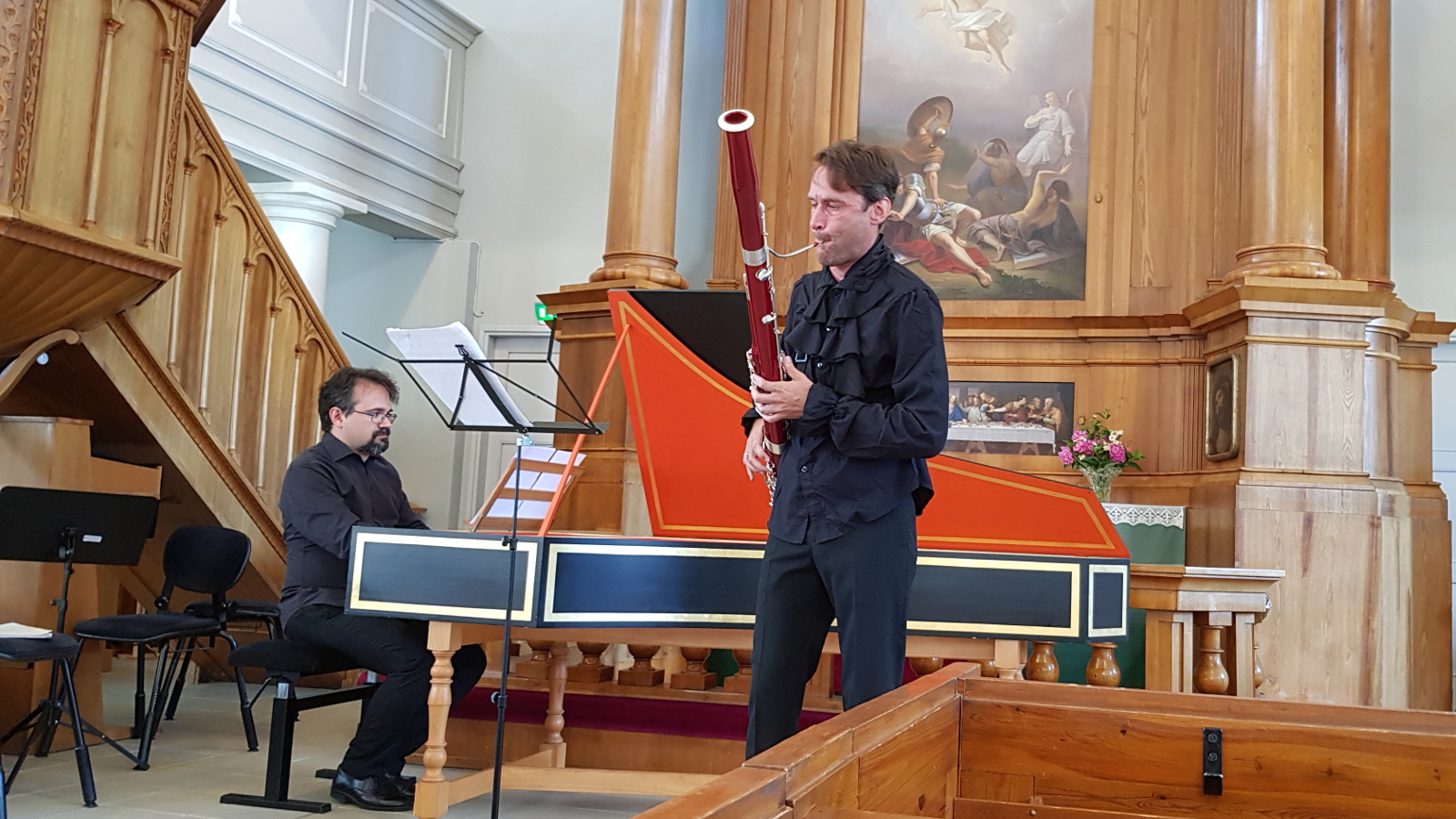 Kuvassa on Bence Boganyi soittamassa fagottia ja taaempana Tuomas Turriago soittamasa sembaloa, joka on väriltään ruosteen punainen.