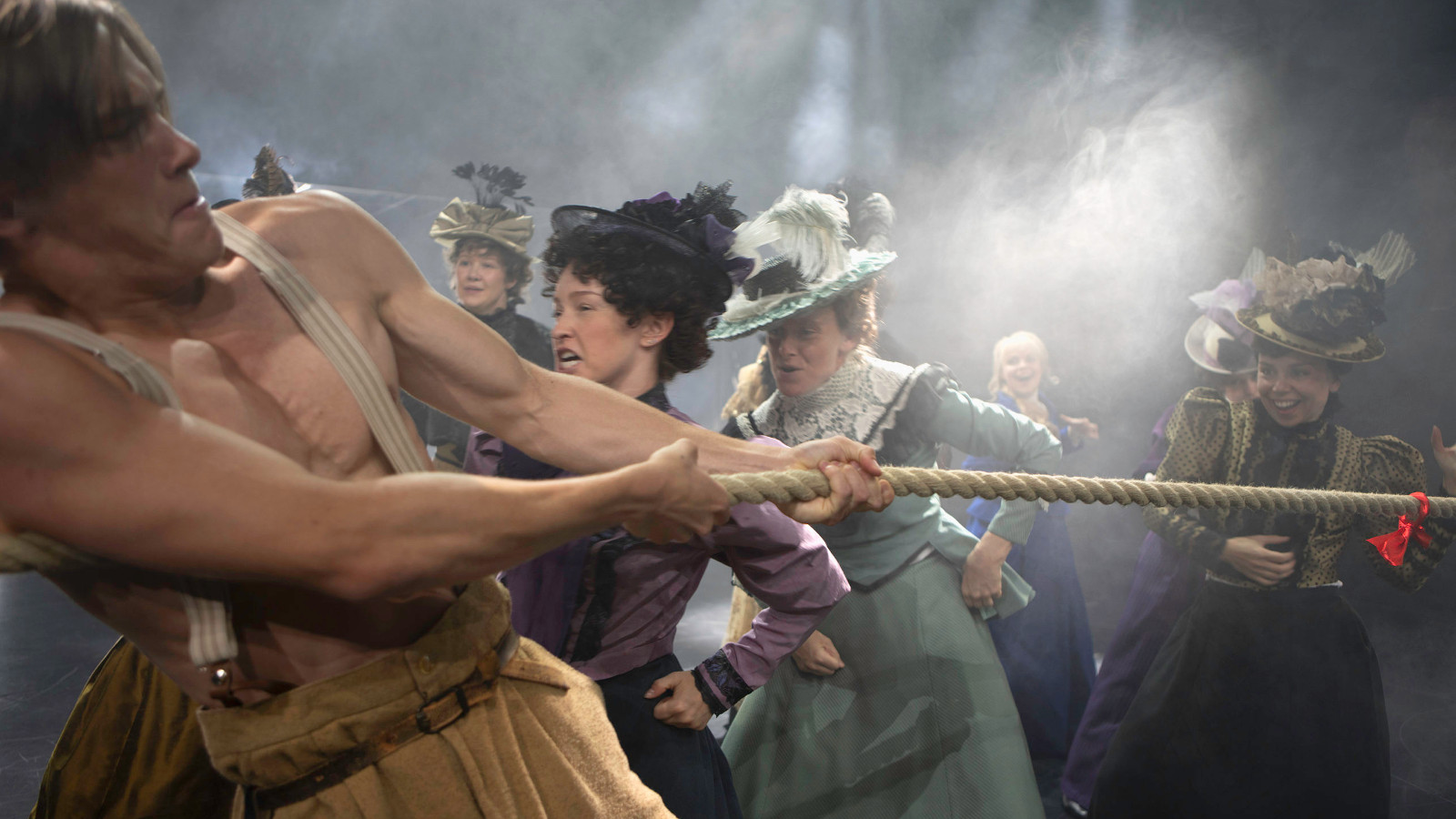 Kuvassa on näyttelijöitä vetämässä köyttä ja heillä on 1800-luvun vaatteet päällä.