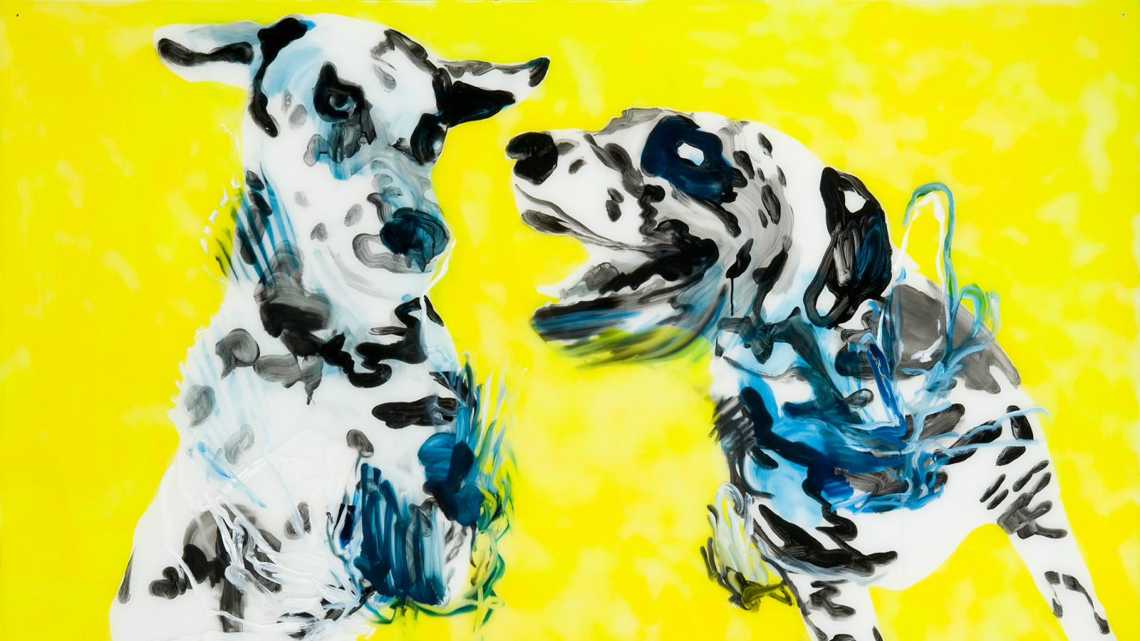 Kuvassa on keltaisella pohjalla kaksi dalmatialaista koiraa.
