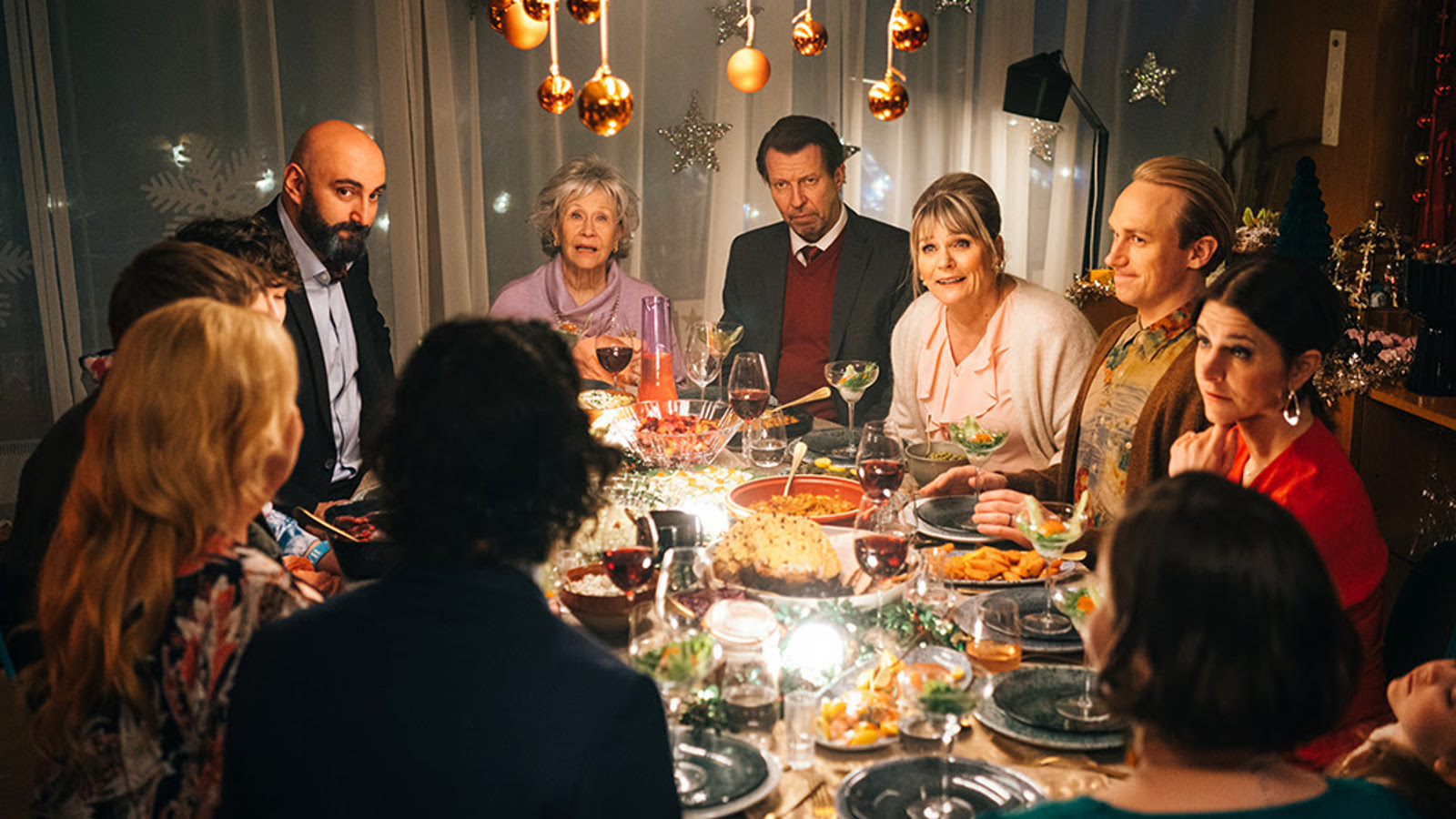 Kuvassa ovat kaikki näyttelijät joulupöydässä syömässä ja keskustelemassa.