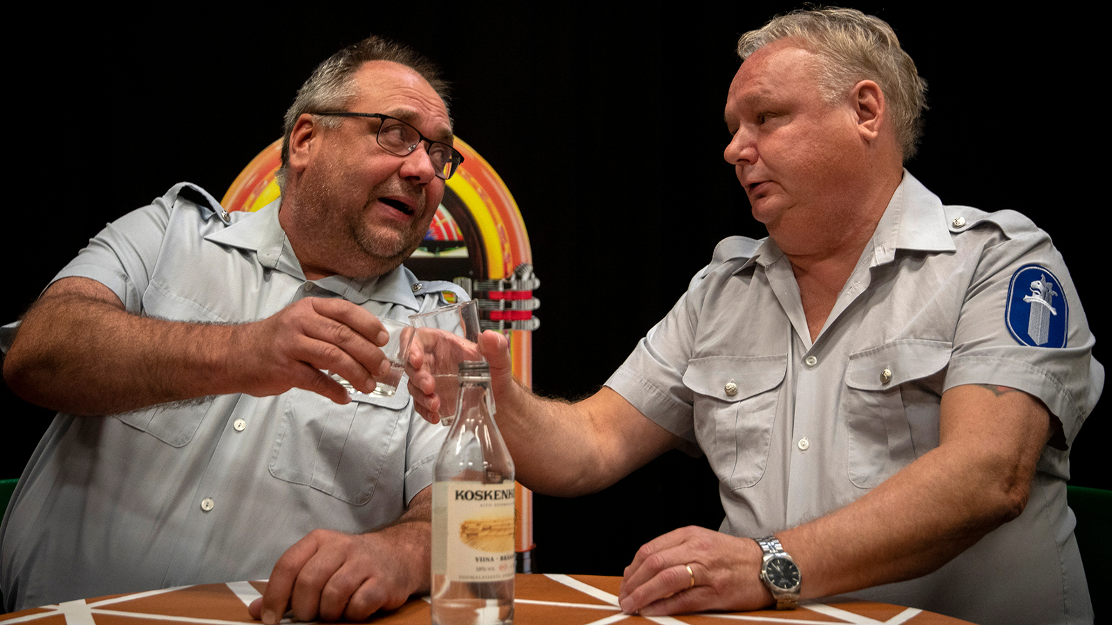 Kuvassa ovat poliisiasuissa Pasi Taavitsainen ja Markku Heino kahvipöydässä juttelemassa.