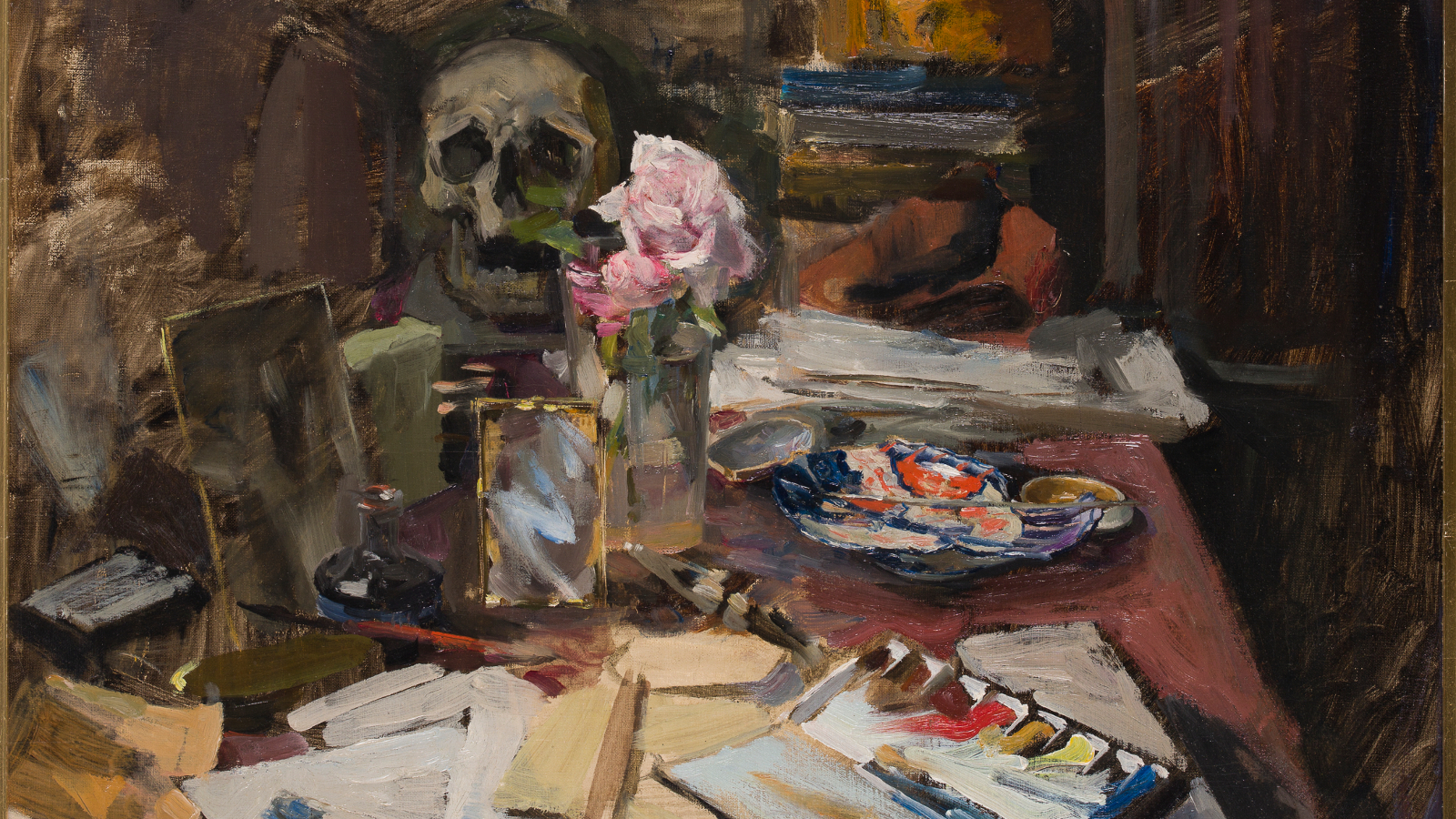 Kuvassa on maalaus Akseli Gallen-Kallelan työpöydästä, jossa on sekavasti papereita ja muita tarvikkeita. Värisävyt ovat ruskeita.