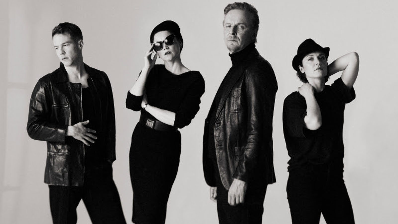 Kuvassa ovat Olavi Uusivirta, Anna-Maija Tuokko, Eero Aho ja Elena Leeve seisomassa mustissa vaatteissa. Kuva on musta-valkoinen.
