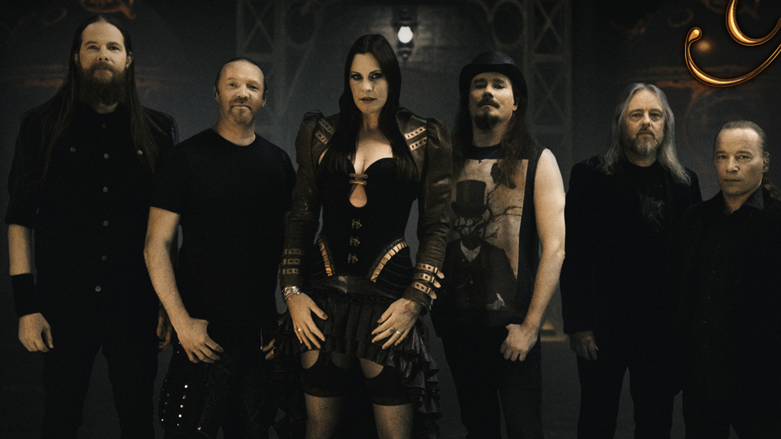 Kuvassa ovat Nightwishin kuusi jäsentä mustissa t-paidoissa.  Kuvan sävy on erittäin tumma.