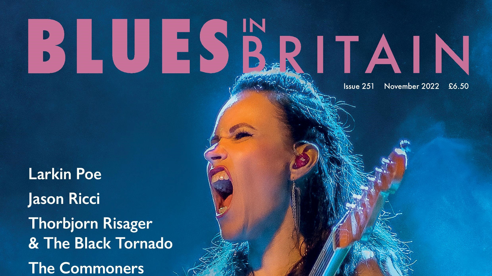 Kuvassa on Erja Lyytinen laulamassa ja kuvan tausta on sininen. Päällä on lehden kannen nimi Blues in Britain.  