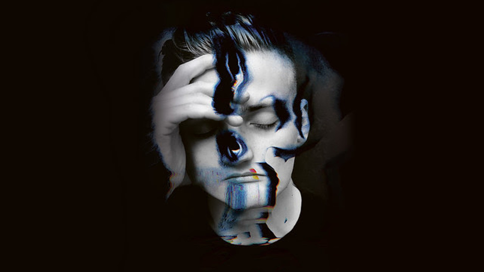 Kuvassa on tummalla taustalla Akseli Koukin kasvot, joissa on sinisiä tummia läiskiä.
