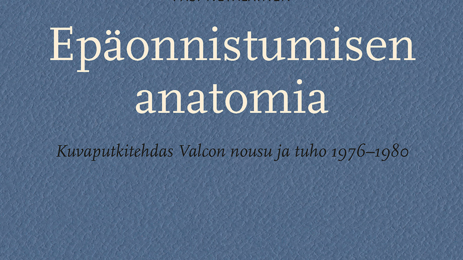 Kuvassa on osa kirjan kannesta. Kuvan keskellä on valkoisin kirjaimin ja tausta on siniharmaa.