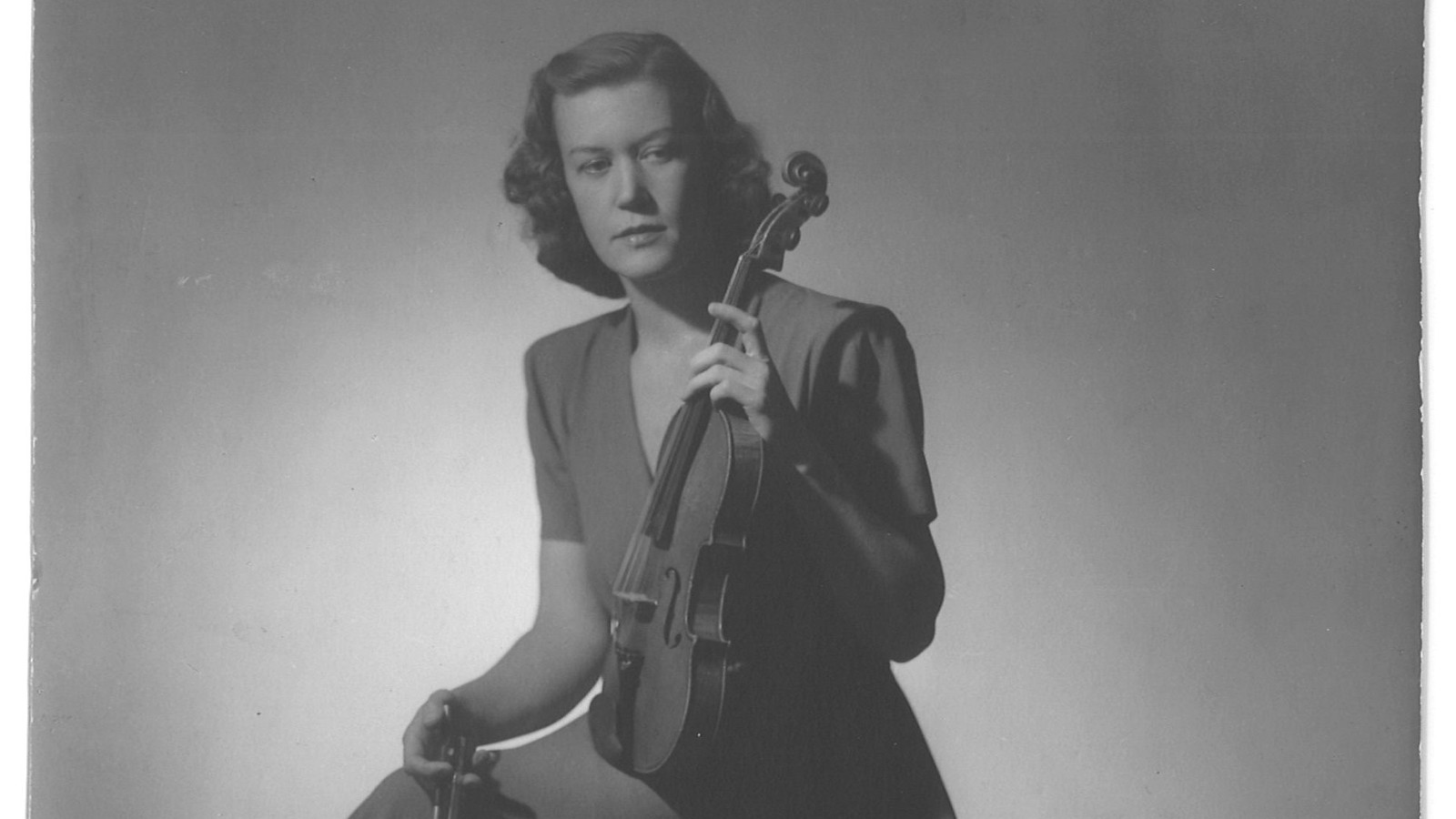 Kuvassa on Anja Ignatius nuorena puolivartalokuvassa viulu toisessa kädessään.  Kuva on musta-valkoinen ja harmaan sävyinen.