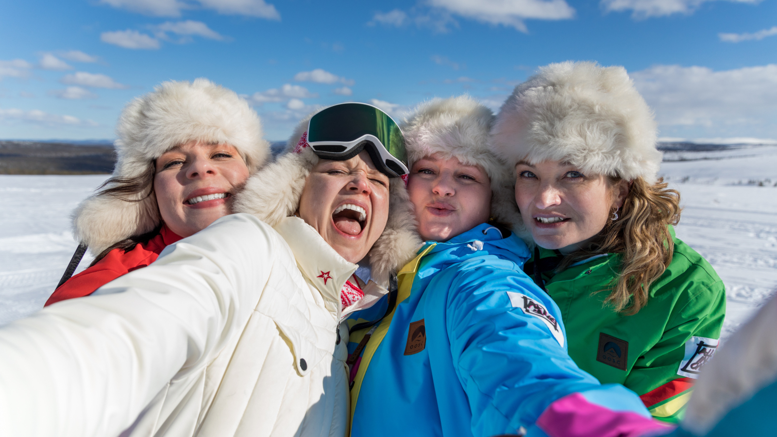 Kuvassa ovat Armi Toivanen, Anna-Maija Tuokko, Ria Kataja ja Matleena Kuusniemi päät lähekkäin selfiessä ja taustalla on valkoista lunta ja sinistä taivasta.