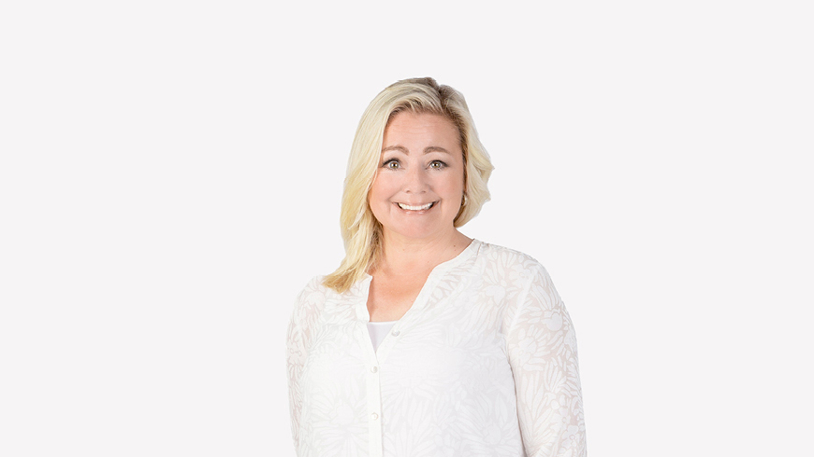 Kuvassa on Susanna Palin, jolla on valkoinen pusero päällään ja kuvan tausta on valkoinen.