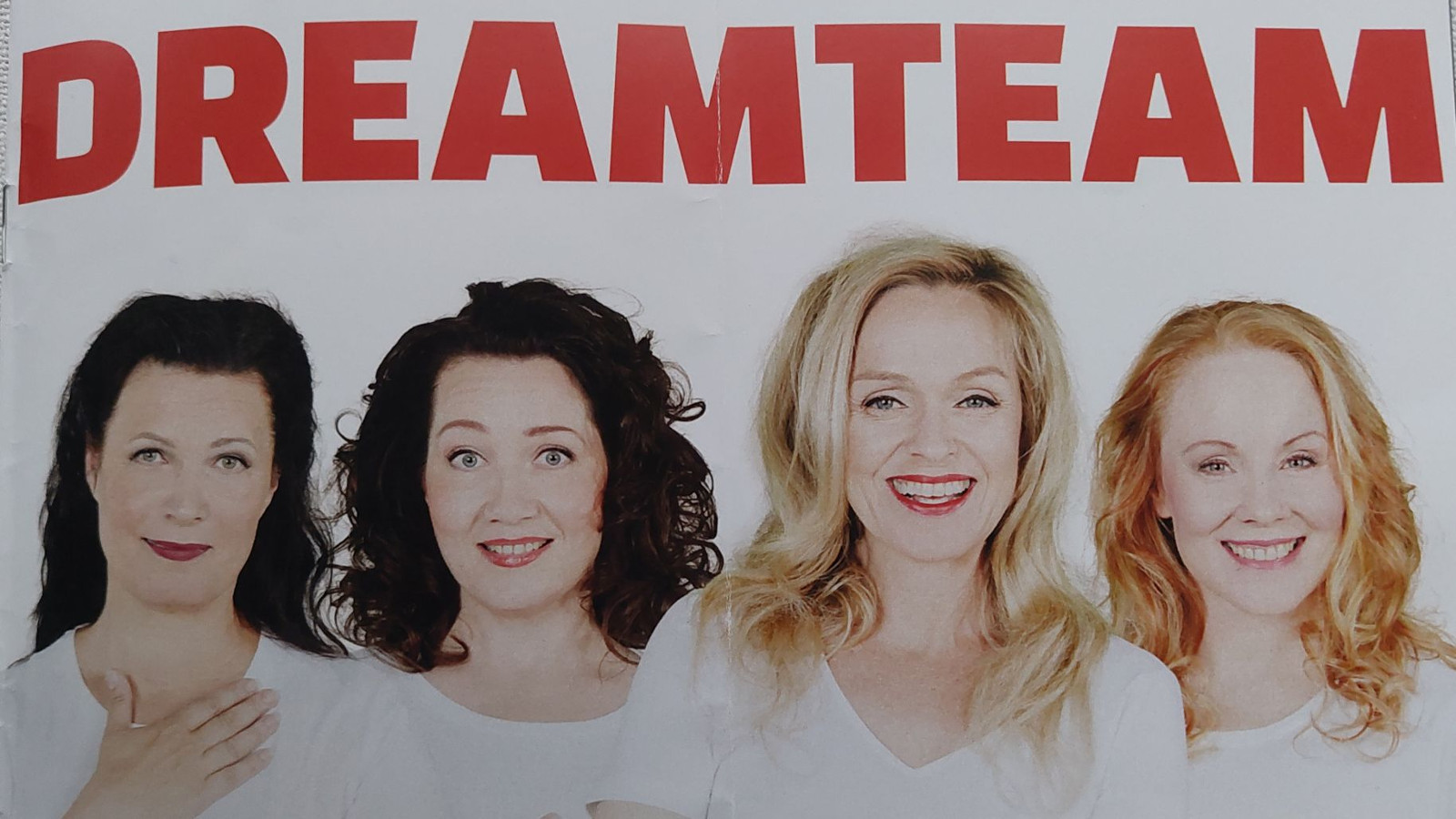 Kuvassa ovat näytelmän neljä naista rivissä valkoissa t-paidoissa ja heista on puolivartalokuvat. Teksti ylhäällä isoin valkoisin kirjaimin on näytelmän nimi Dreamteam isoin kirjaimin.