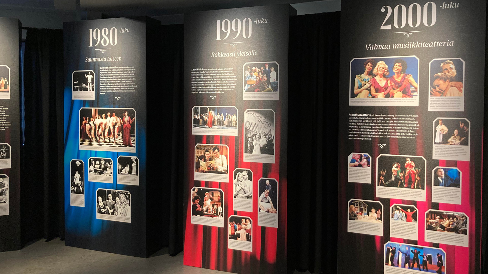 Kuvassa on kolme pystytaulua, joissa on päällä vuosiluvut 1980, 1990 ja 2000. Kaikissa  on alla valokuvia.