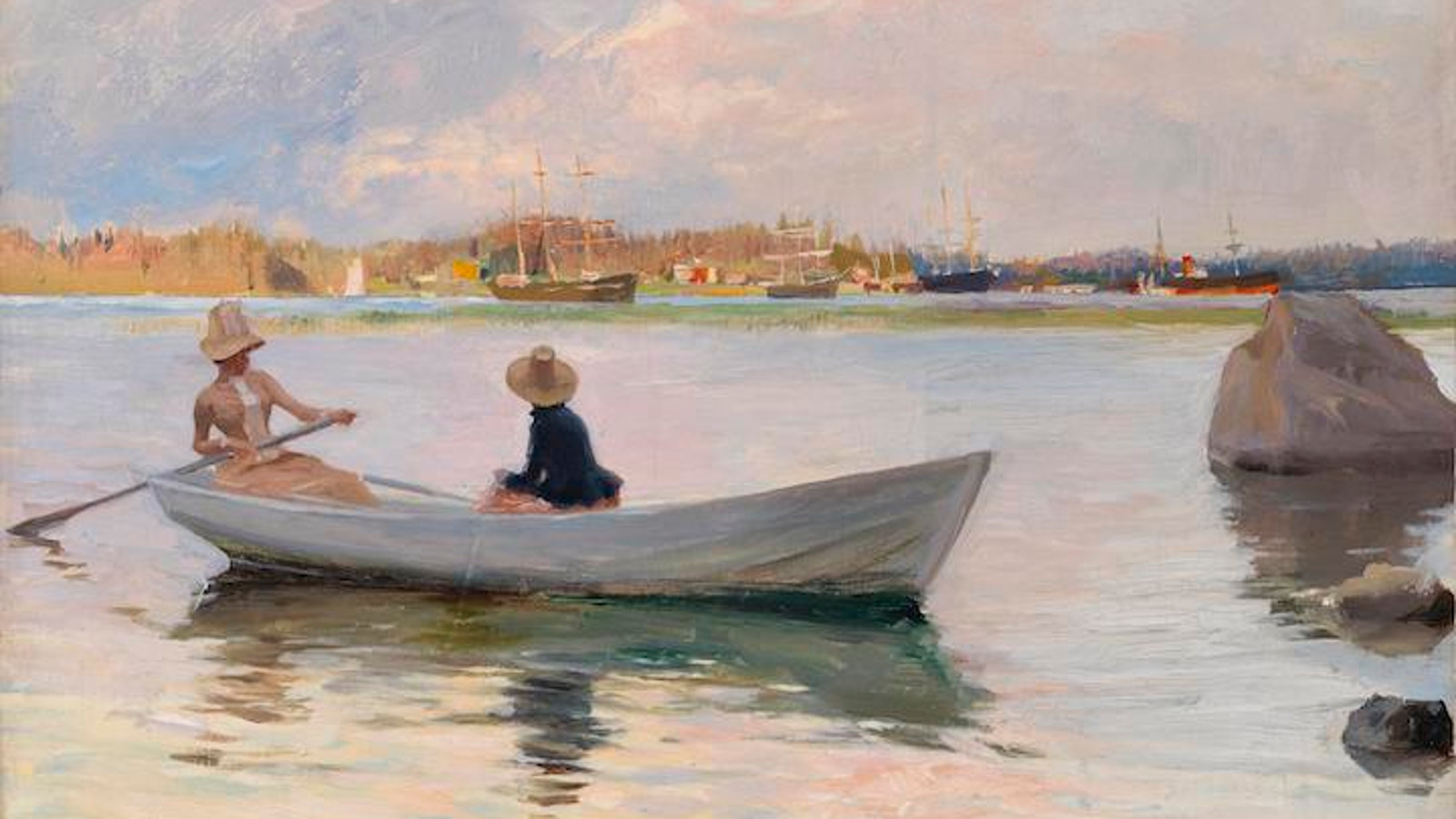 Kuvassa on etualalla vene lahdella ja siinä on tyttöjä soutelemassa. Veteen heijastuu harmahtavia poutapilviä ja auringon säteitä.  Kauempana näkyy rantaa ja valkeita rakennuksia.