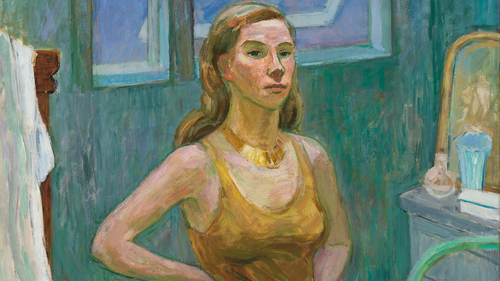 Kuvassa on Tove Janssonin omakuva, jossa hän seisoo huoneessaan kädet lanteilla hihattomassa vaalean ruskeassa puserossa.  Taustalla on yläikkuna ja turkoosia seinää.