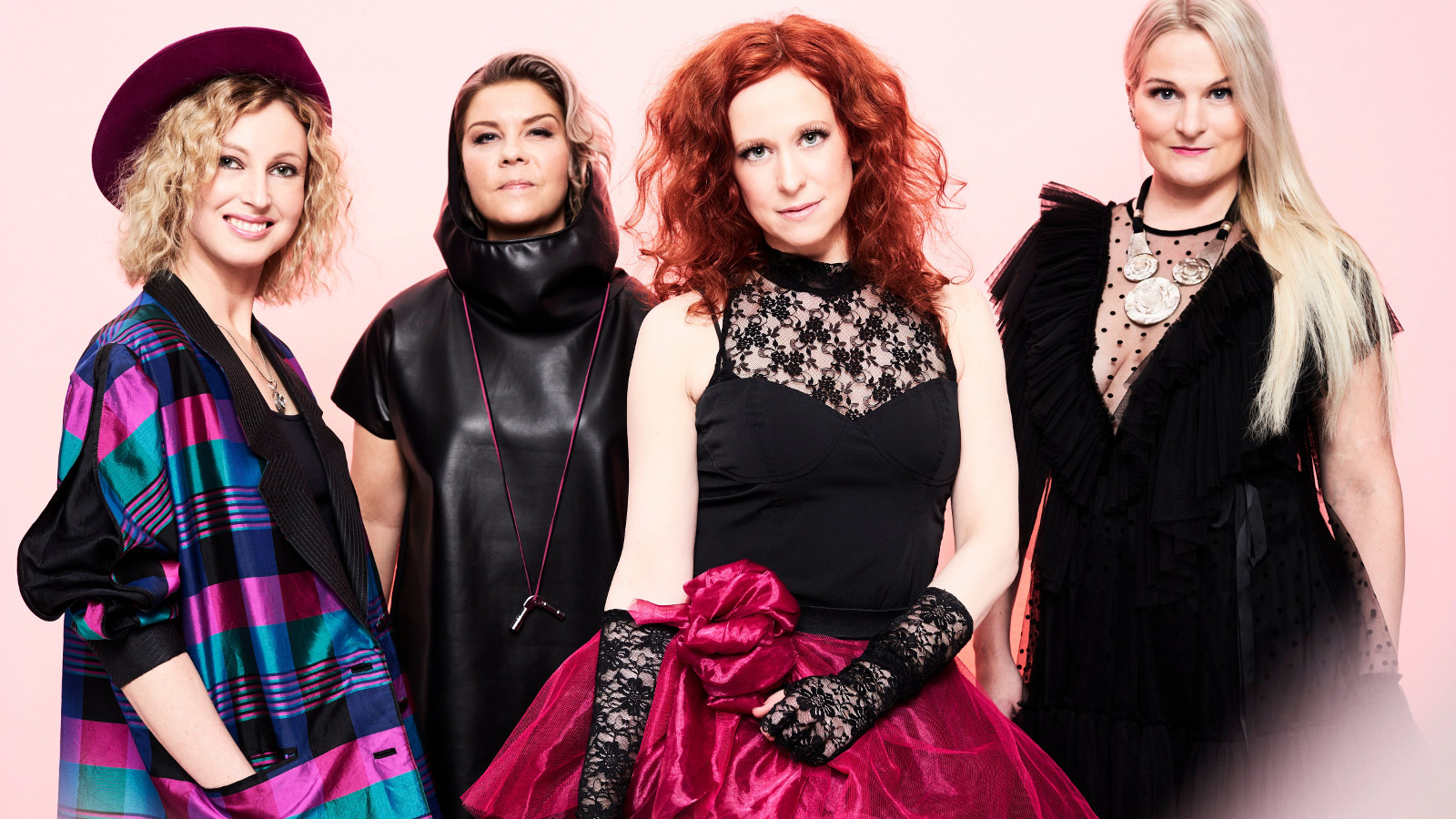 Kuvassa ovat Indica-yhtyeen neljä vaaleahiuksista naista ja heillä on mustia tai punakirjavia mekkoja päällään. 