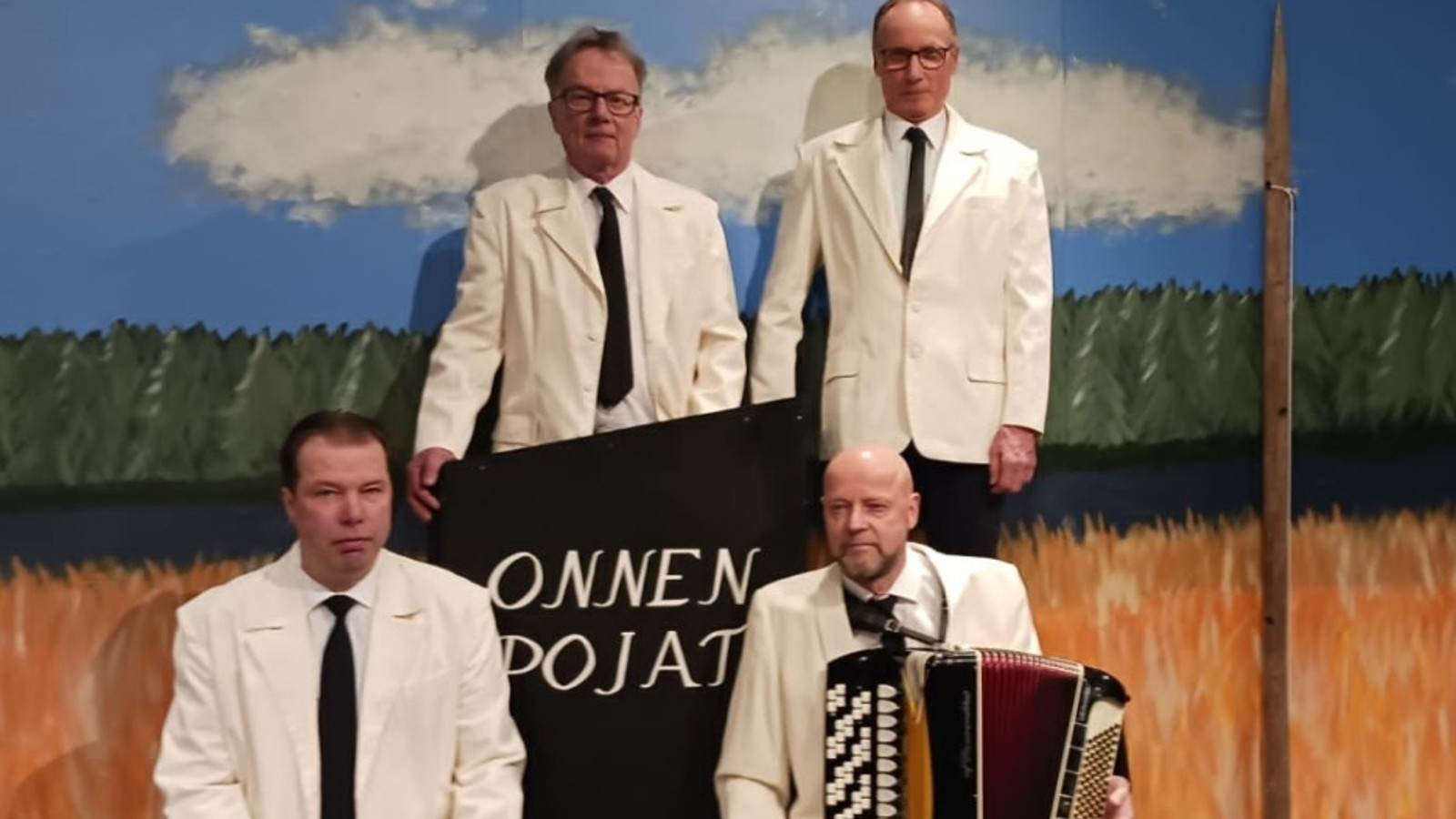 Kuvassa on orkesterin neljä miestä kahdessa rivissä valkoisissa takeissa ja heidän välissään lukee orkesterin nimi Onnen Pojat.