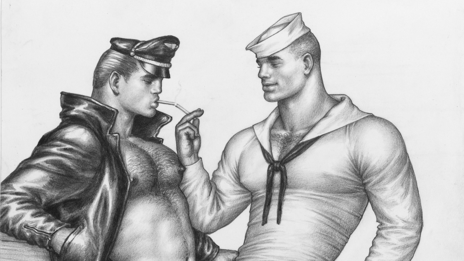 Kuvassa on vasemmalla mies, jolla on päässään musta lippalakki ja nahkatakki auki paljaalla rinnuksella. Oikella on toinen mies, jolla on vaalea merimieslakki ja merimiespaita. Hänellä on oikea käsi pystyssä ja viittelee etusormella itseensä päin.