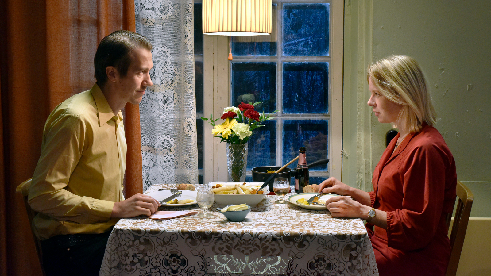 Kuvassa ovat Jussi Vatanen ja Alma Pöysti ravintolapöydän ääressä syömässä.