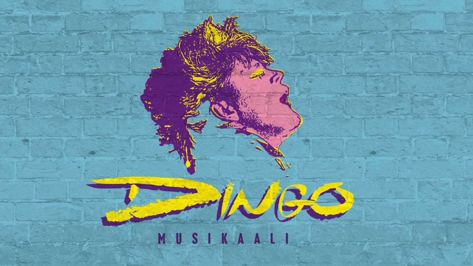 Kuvassa on Dingo-musikaalin juliste ja siinä on harmaata tiiliseinää ja piirretty Neumannin violetin keltainen profiili.  Alla on on teksti Dingo ja musikaali.