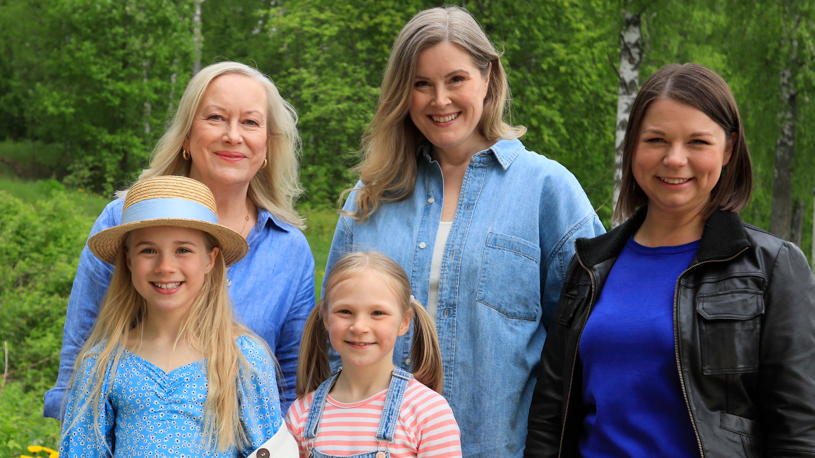 Kuvassa ovat vihreitten puiden edessä takana Tiina Nopola, Reetta Aalto ja Anni Pänkäälä ja edessä Eedla Höglund ja Klaara Höglund. 
