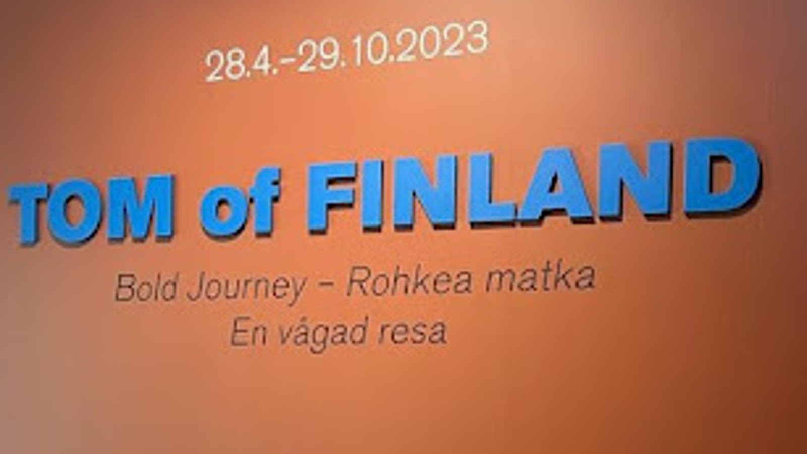 Kuvassa on ruskehtavalla pohjalla Tom of Finland suurin kirjaimin ja yllä pienemmin 28.4.-29.10.2023. Alla on teksti Bold Journey - Rohkea matka en vågad resa.