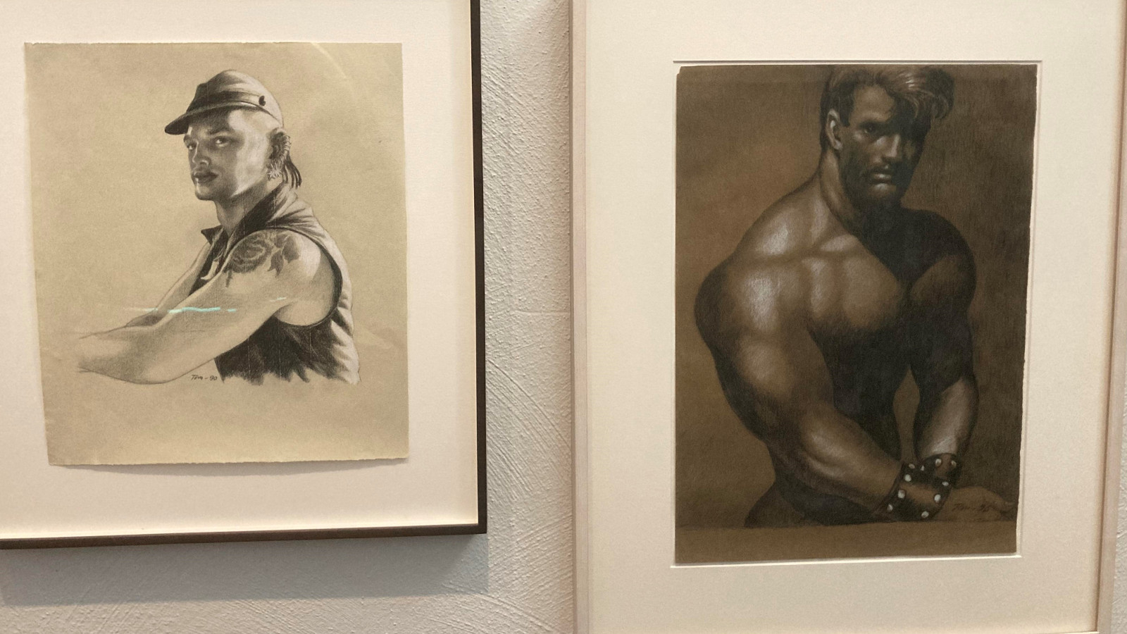 Kuvassa on kaksi taulua, joista vasemman puoleisessa on nuoren miehen kuva, jolla on lippalakki ja musta liivi sekä ruusutatuointi vasemmassa olkapäässään. Kädet eivät näy kokonaan. Oikean puoleisessä taulussa on tummasävyinen puolivartalokuva miehestä.  Hänen ylävartalonsa on paljas.
