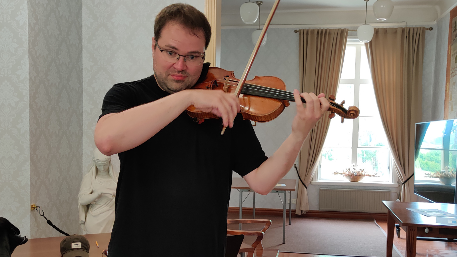 Kuvassa on Petteri Iivonen soittamassa viulua.
