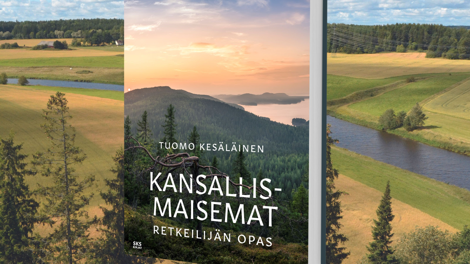 Kuvassa on kirjan kansi taustanaan peltomaisemaa, jonka keskellä virtaa joki. Takana on metsän reuna sini-valkosita poutapilveä.  Kirjan kannessa on sen nimi Kansallismaisemat - retkeilijän opas ja näiden yläpuolella kirjoittajan nimi Tuomo Kesäläinen.