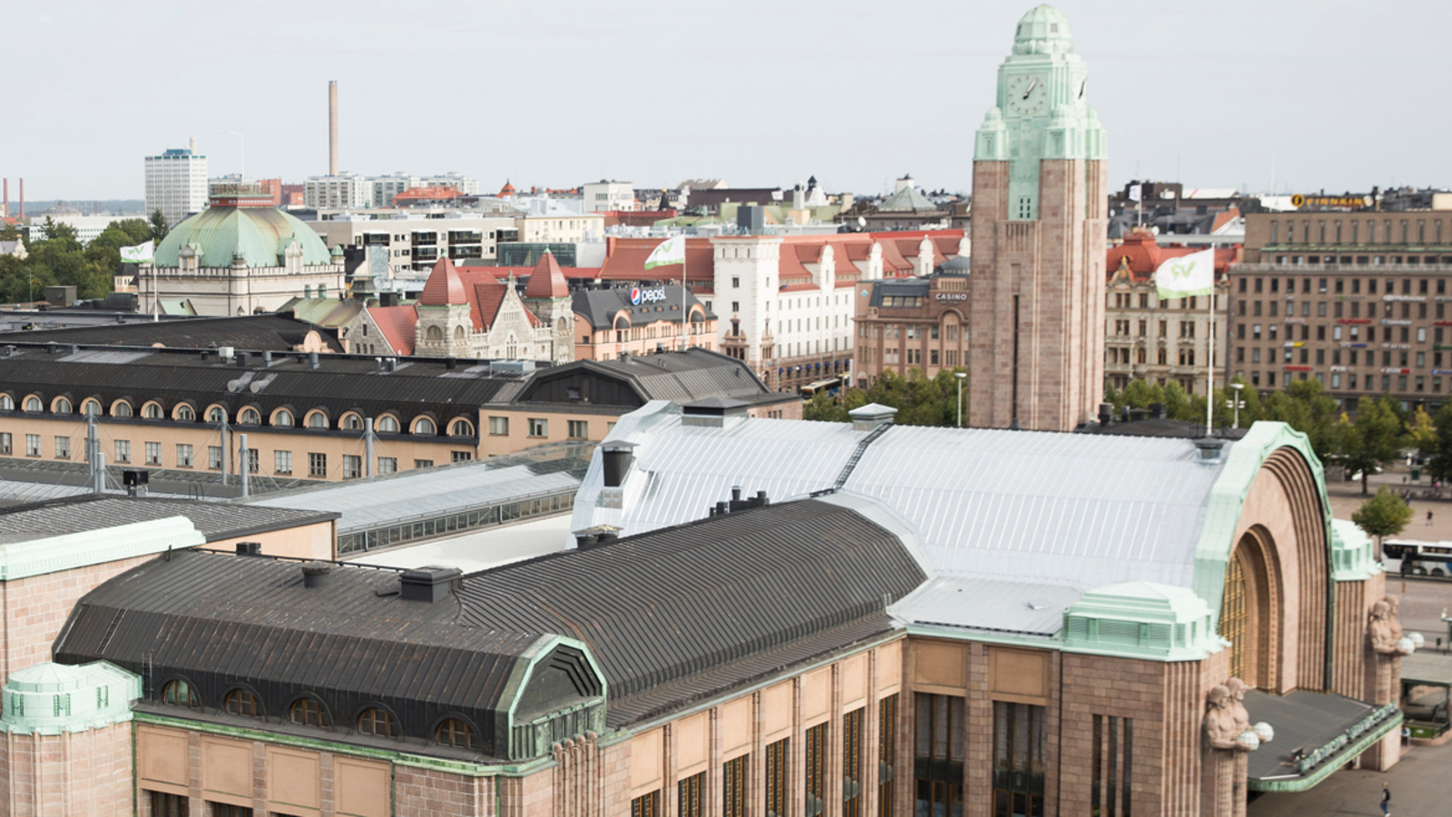 Kuvassa on Helsingin päärautatieasema kuvattuna ylhäältä päin.  Siinä näkyy taaempana kellotorni ja etualalla rakennusta ja etuovia. Rakennus on ruskea.