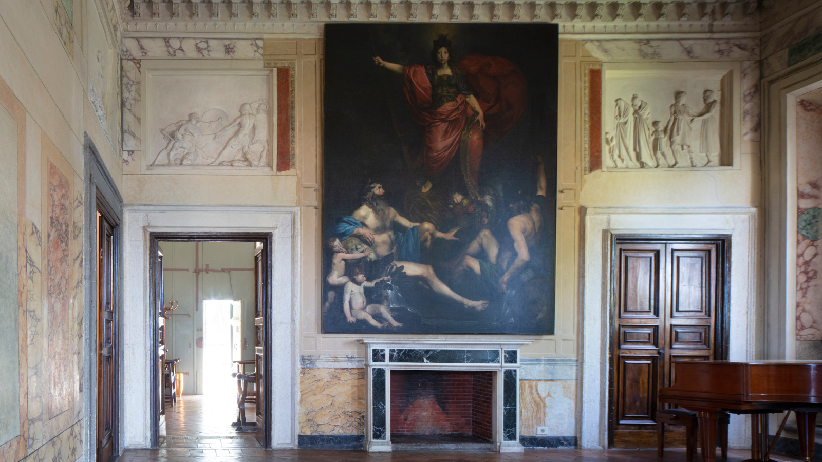 Kuvassa on Villa Lanten huone, jossa keskellä olevalla seinällä on teos Italian allegoria.  Se on tummasävyinen.